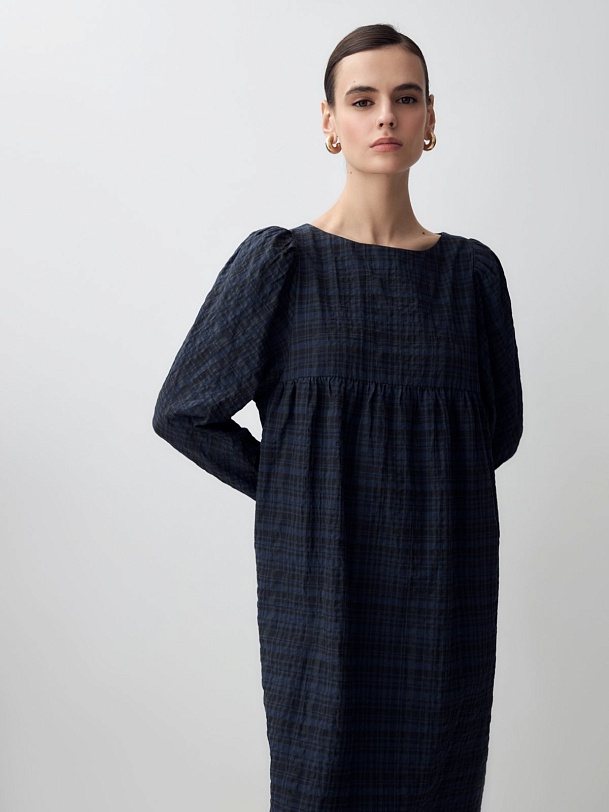 Свободное платье из фактурной ткани в клетку