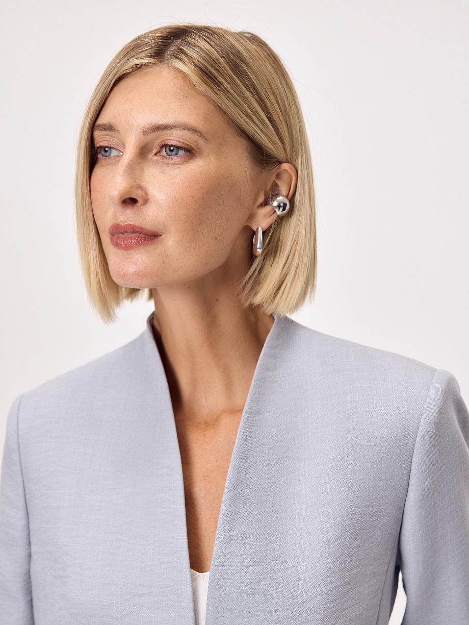 Укороченный жакет с декоративными пуговицами