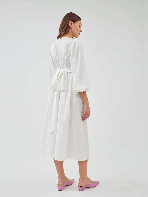 Объёмное платье из фактурной ткани