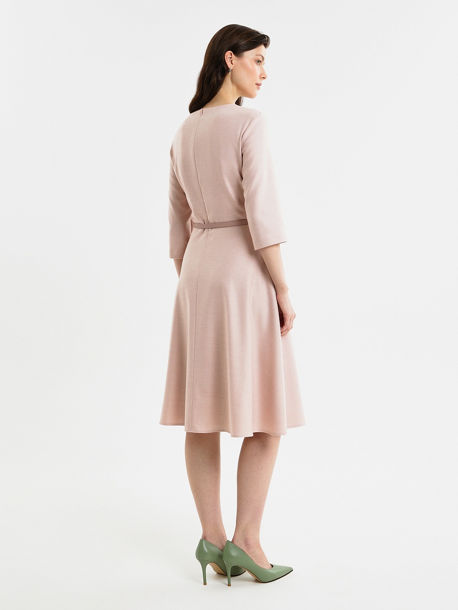 Платье пудрового цвета с поясом