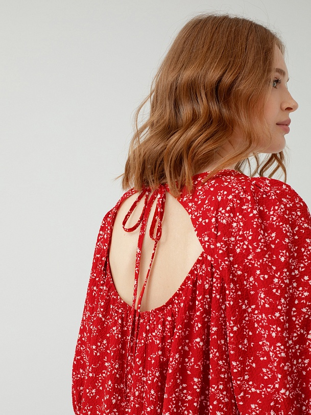 Яркое свободное платье с вырезом на спине