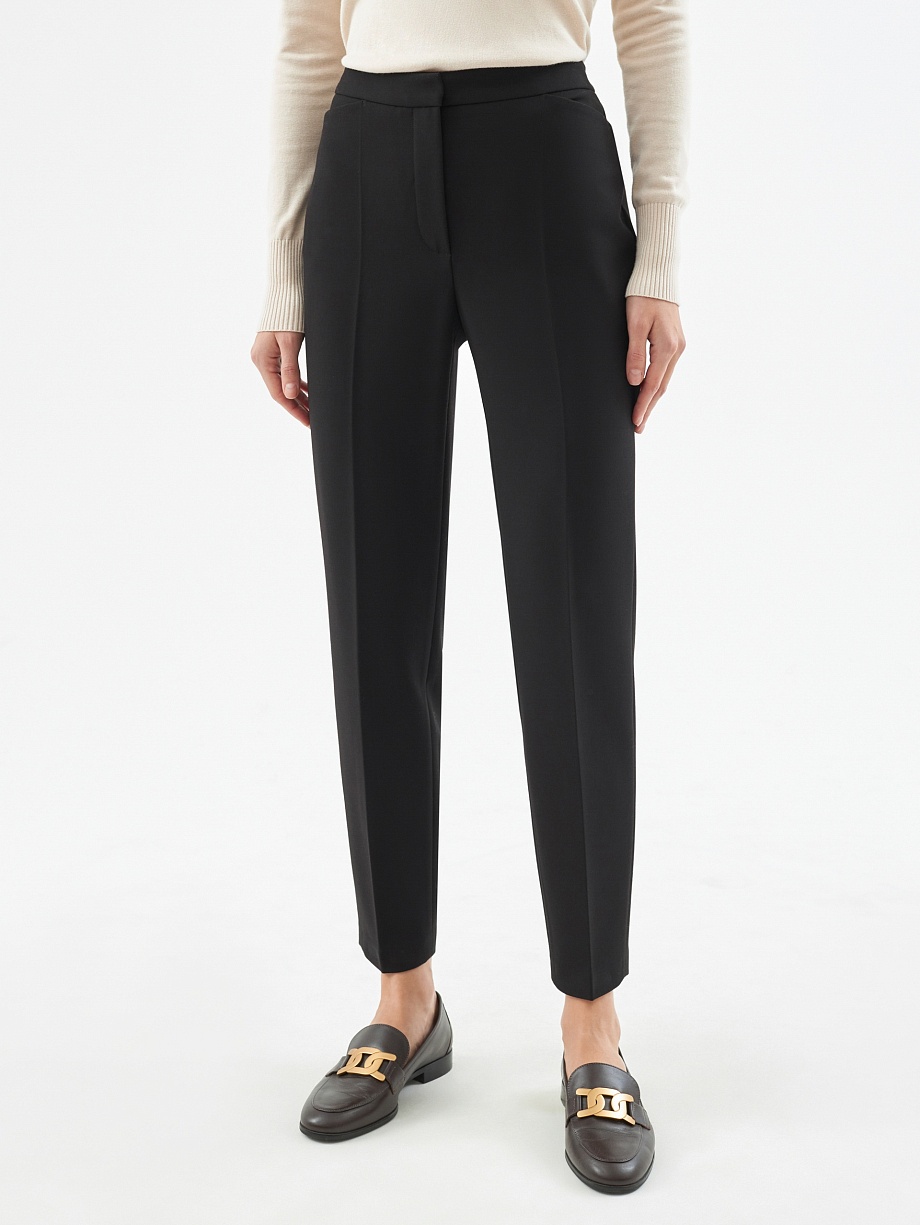 Классические зауженные брюки из костюмной ткани со стрелками