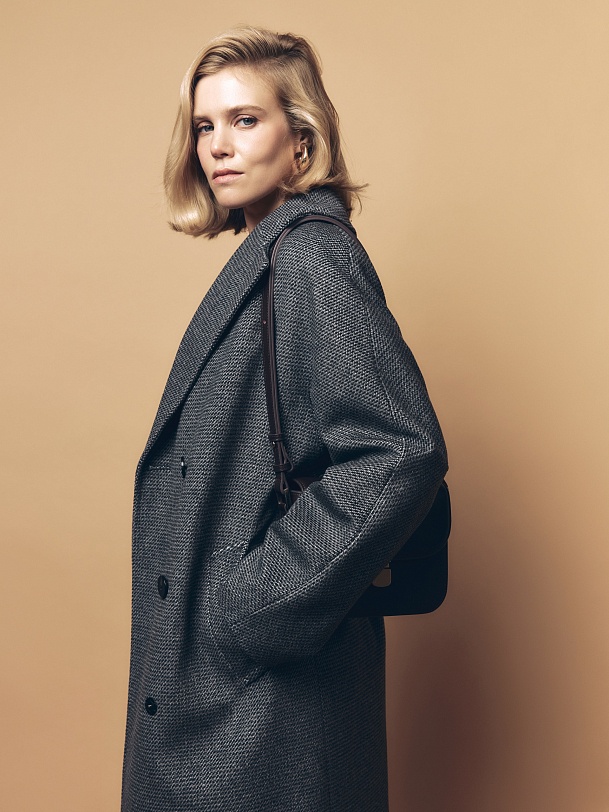 Шерстяное пальто с мембраной и утеплённой спинкой