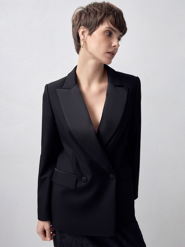 Классический двубортный жакет с лацканами из атласной ткани