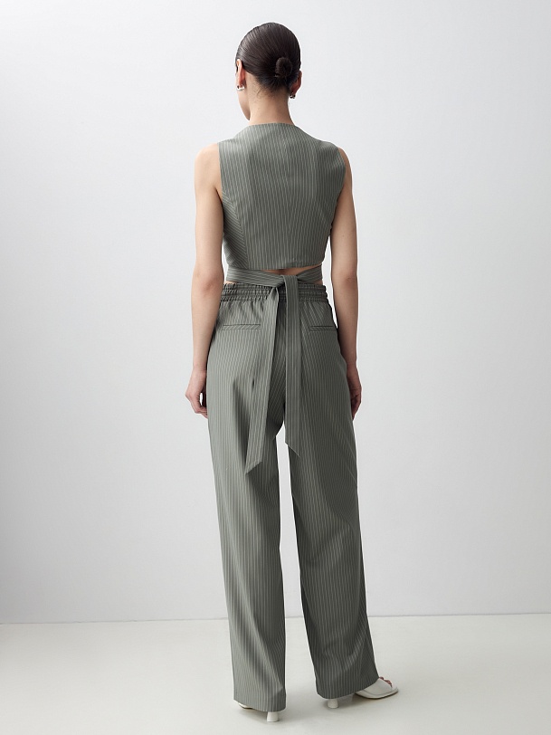 Жилет с лацканами и завязками на спине