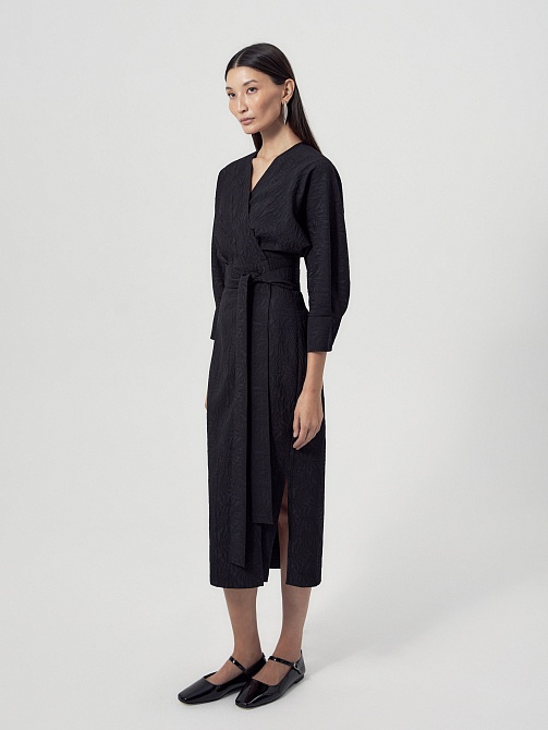 Платье на запах из фактурной ткани