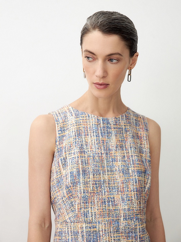 Полуприлегающее платье без рукавов из фактурной ткани