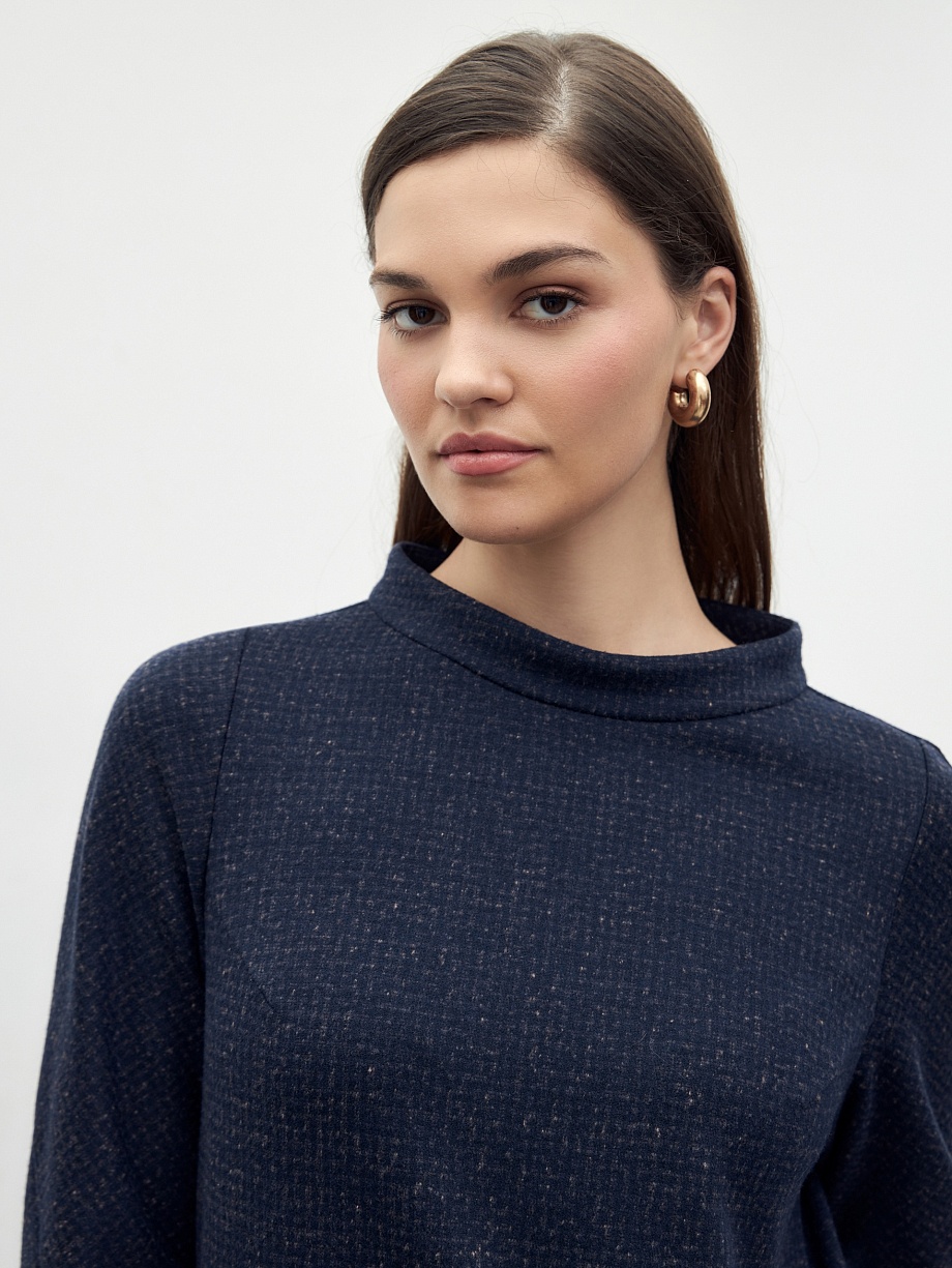 Прямое трикотажное платье с воротником-стойкой