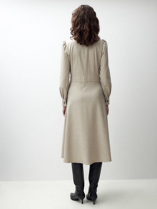 Приталенное платье на запах из костюмной ткани