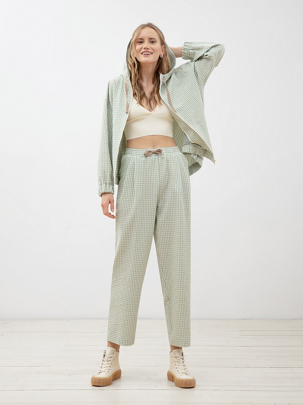 Хлопковые брюки-бананы в клетку