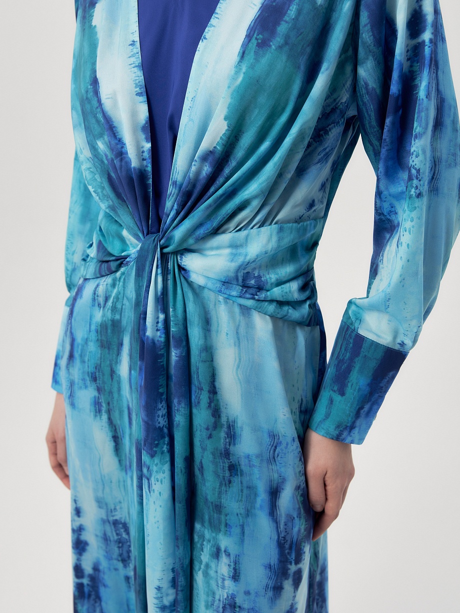 Приталенное платье с V-образным вырезом