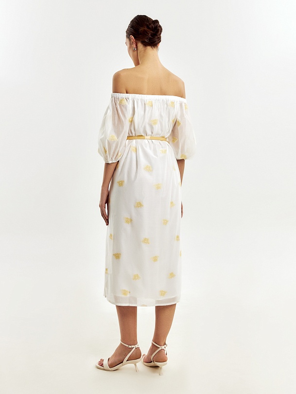 Платье с вышивкой и открытыми плечами