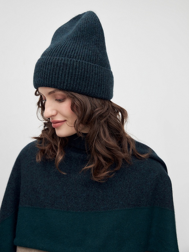 Шапка бини из мягкой пряжи с ангорской шерстью