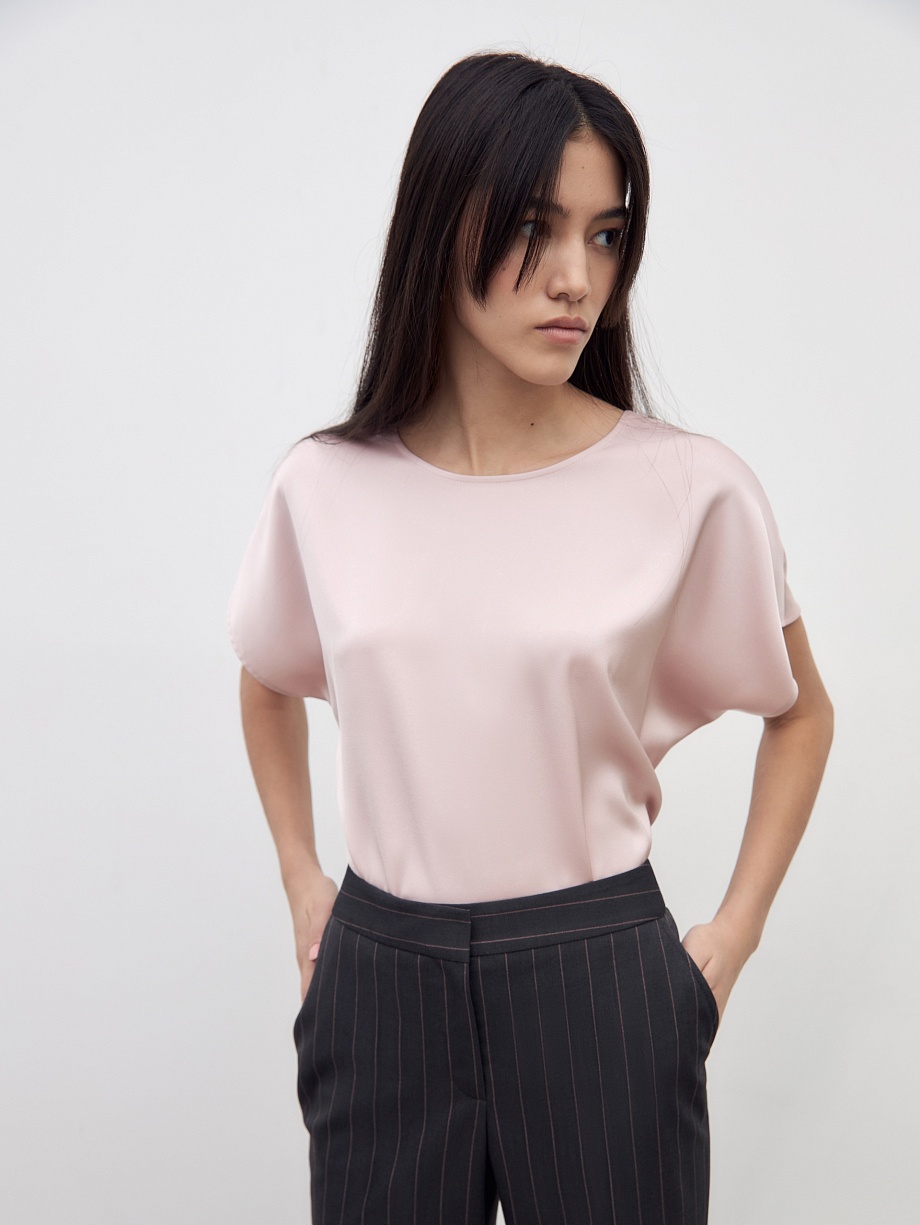 Прямая блуза из атласной ткани с горловиной лодочкой