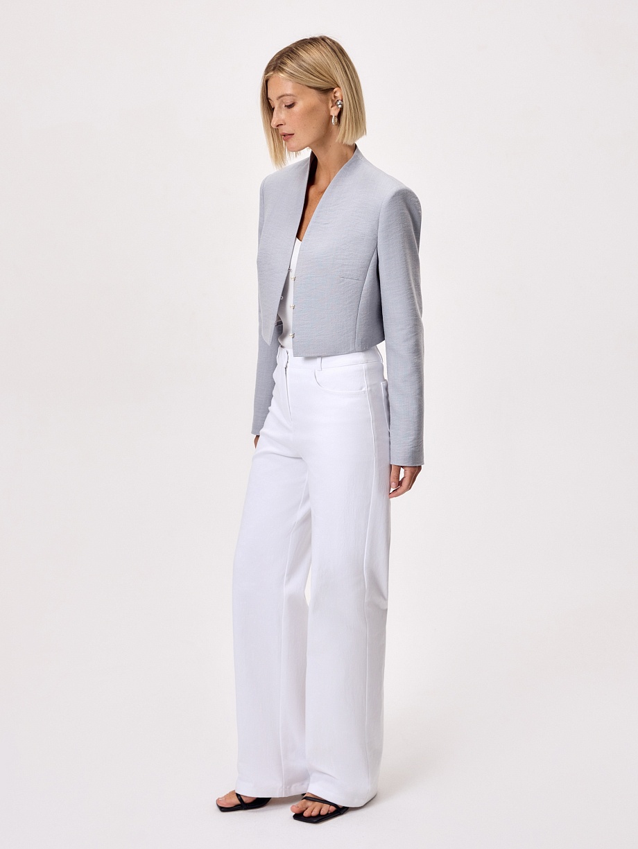 Укороченный жакет с декоративными пуговицами