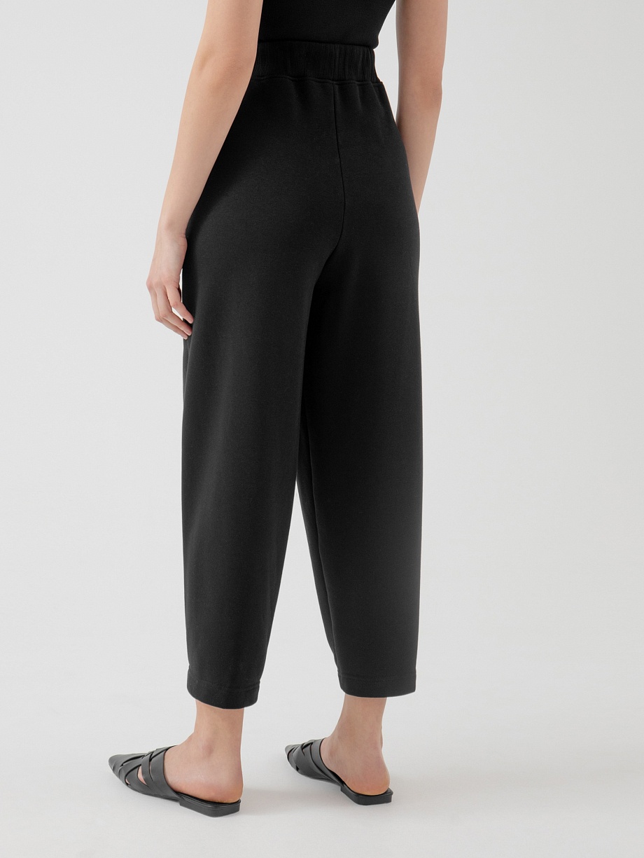 Свободные черные брюки из футера