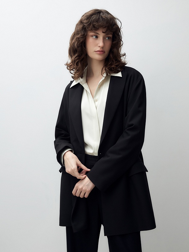 Удлиненный двубортный жакет из костюмной ткани