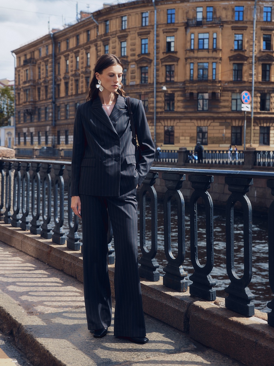 Брюки полуприлегающего силуэта в тонкую полоску