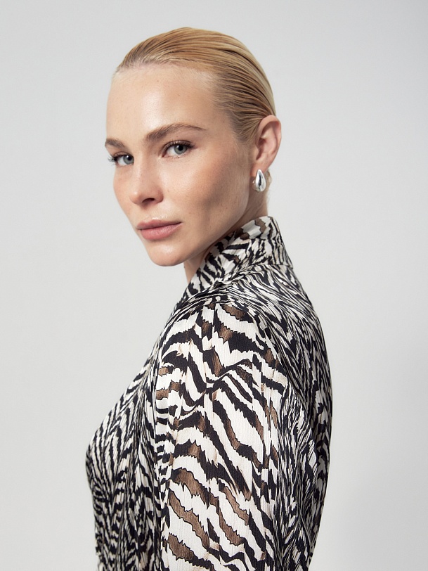 Платье из атласной ткани с анималистичным принтом