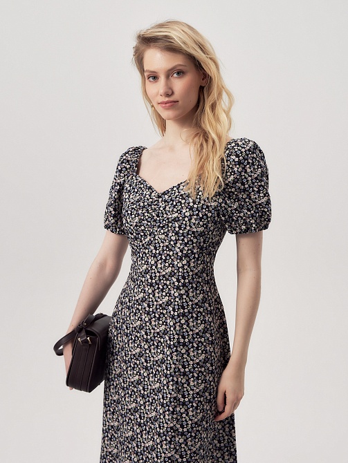 Летнее платье из хлопка с разрезом