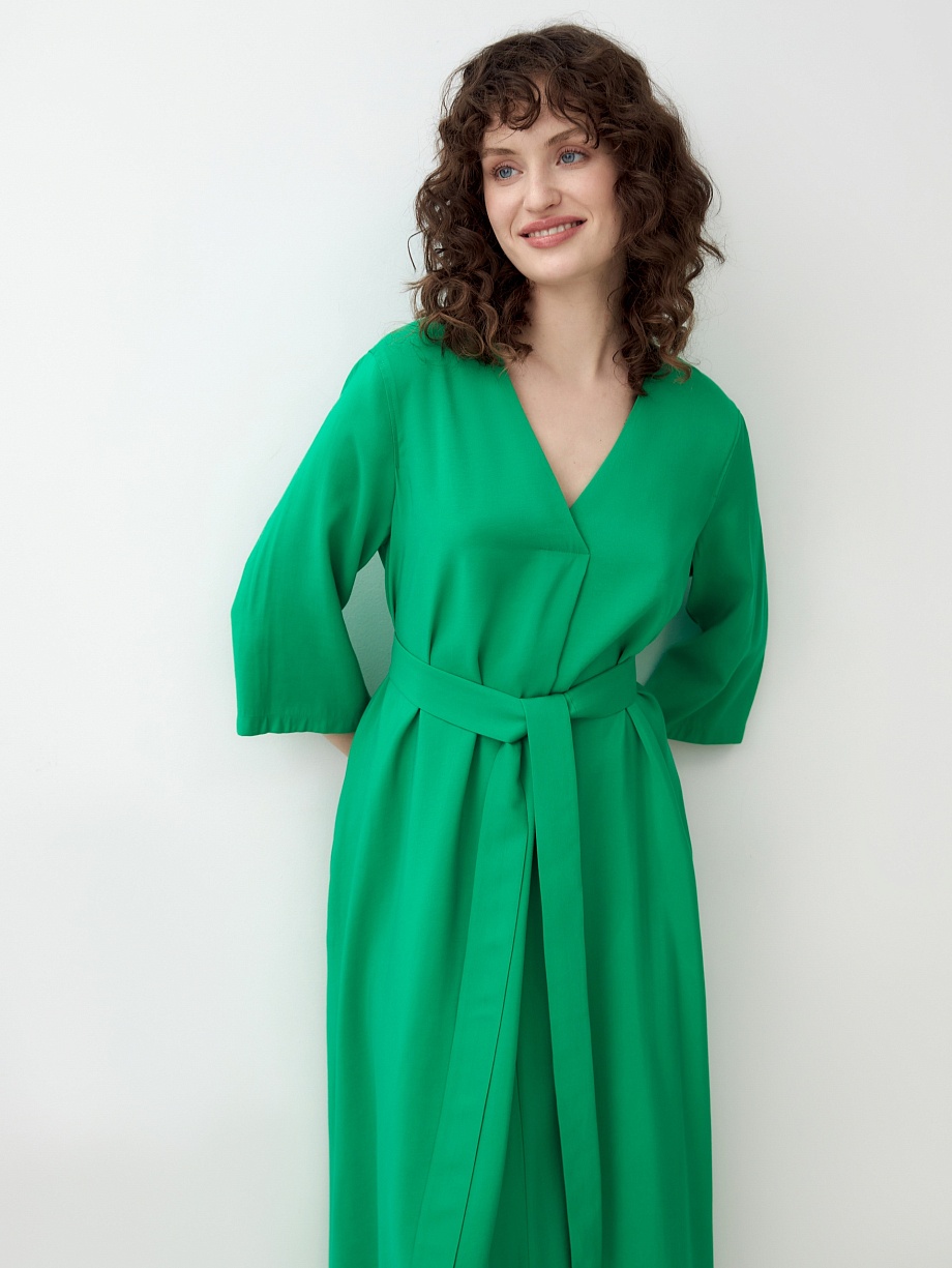 Прямое платье из вискозы с V-образным вырезом и поясом