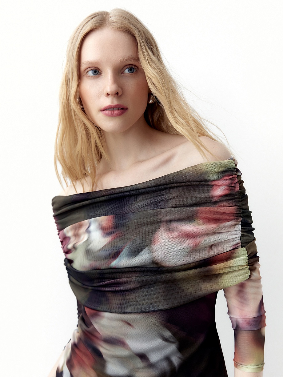 Блуза с открытыми плечами