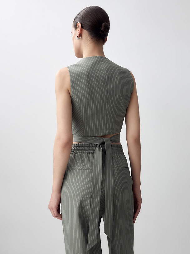 Жилет с лацканами и завязками на спине