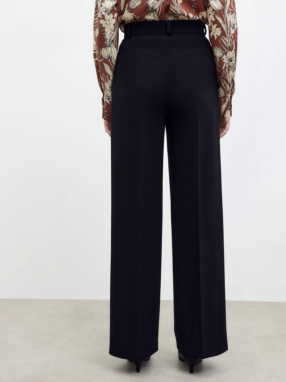 Прямые брюки свободного силуэта из костюмной ткани