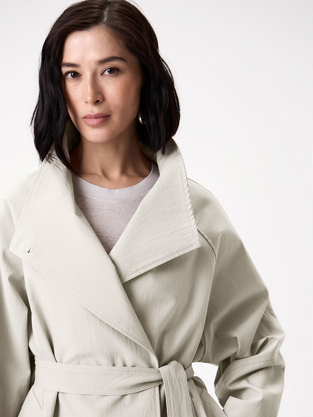 Непромокаемый укороченный плащ с сумкой из той же ткани