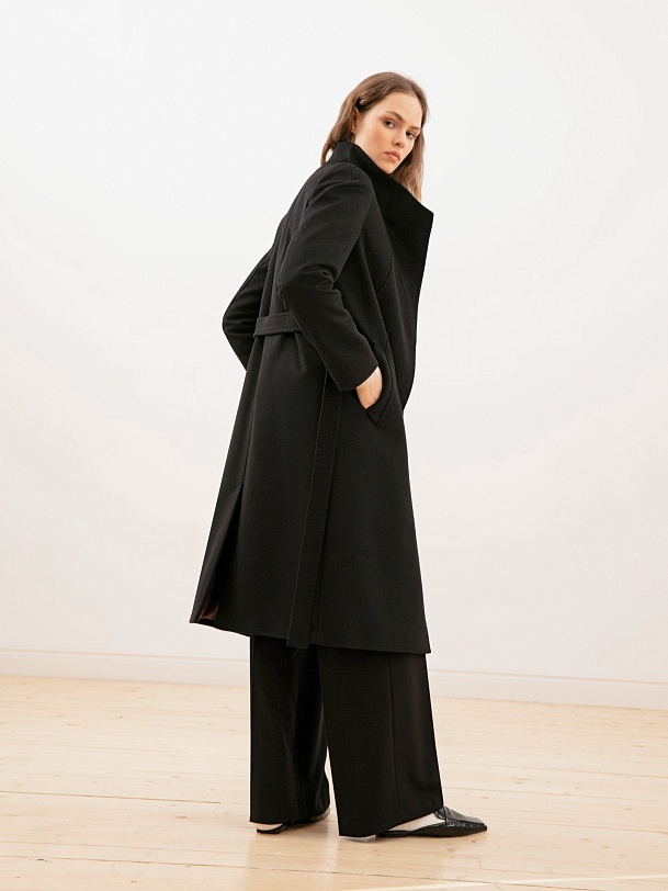 Шерстяное пальто с мембраной и утеплённой спинкой