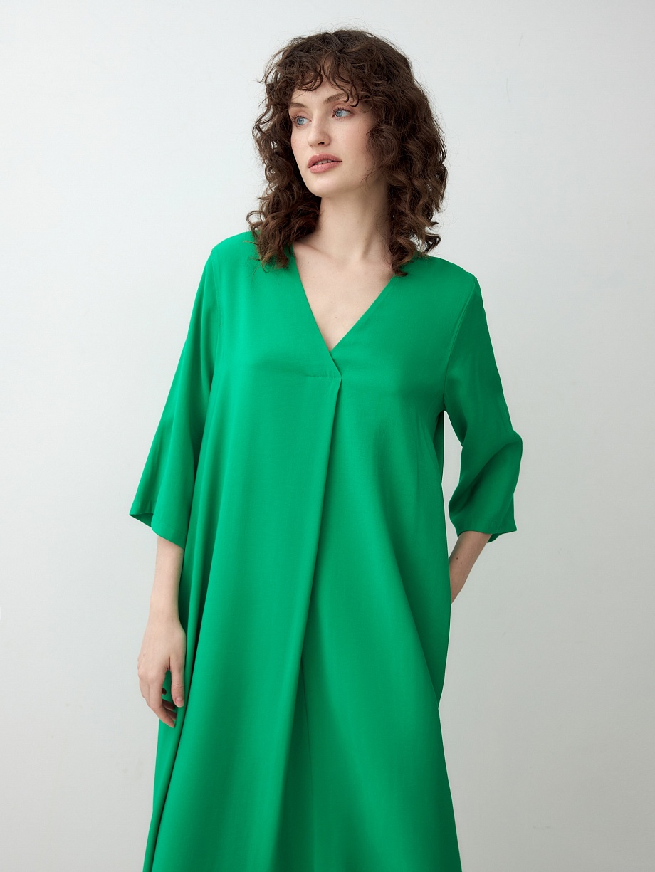 Прямое платье из вискозы с V-образным вырезом и поясом