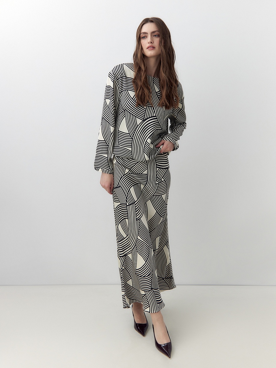 Свободная блуза из атласа с горловиной лодочка