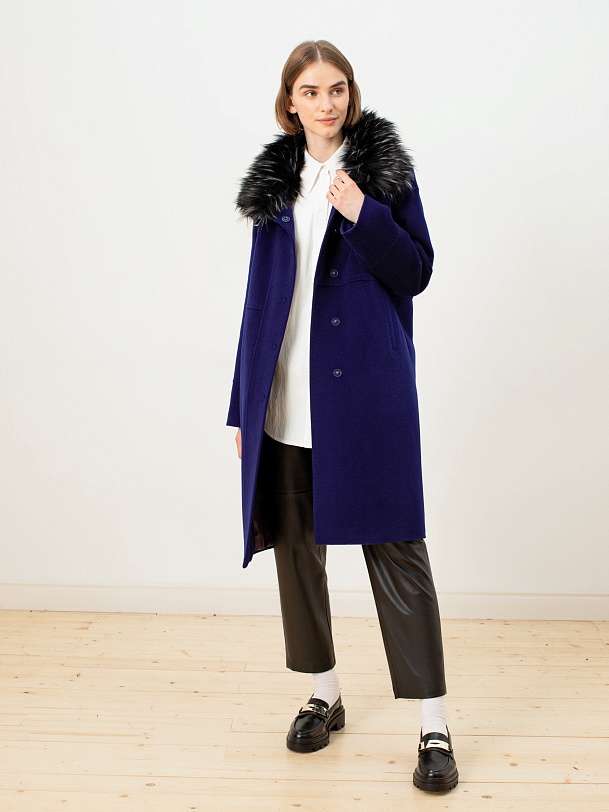 Зимнее пальто из шерсти с мембраной и меховым воротником
