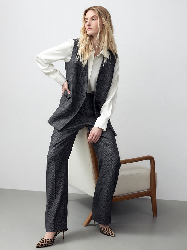 Классические прямые брюки со стрелками из костюмной ткани с принтом "елочка"