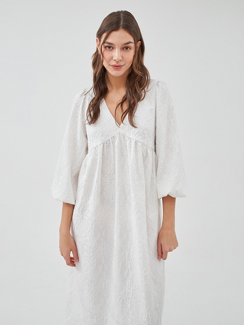 Объёмное платье из фактурной ткани