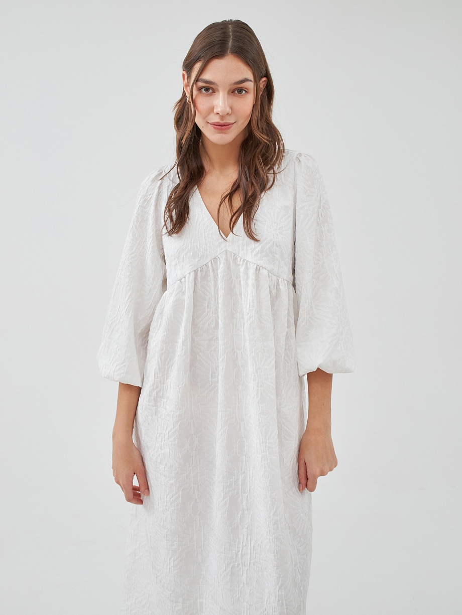 Объёмное платье из фактурной ткани