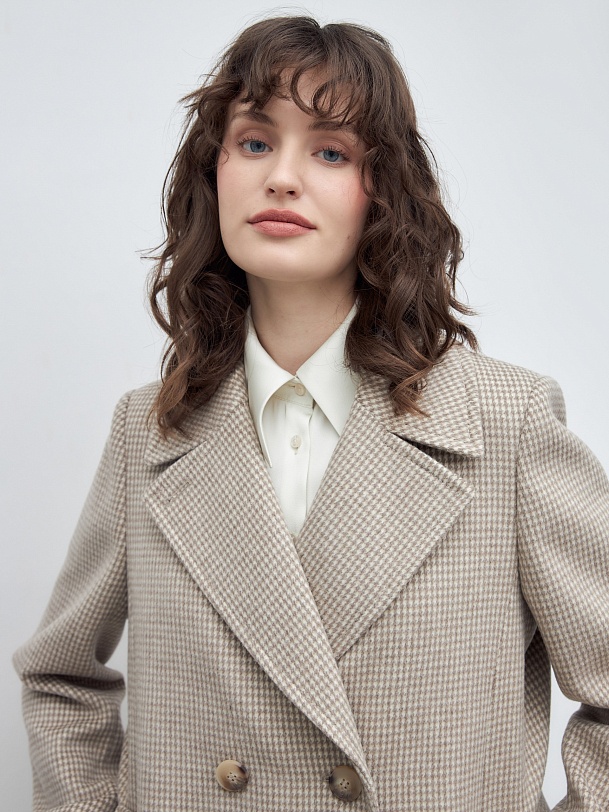 Шерстяное пальто с мембраной и утеплённой спинкой