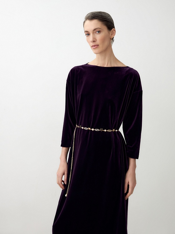 Свободное бархатное платье с поясом