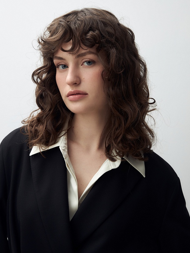 Удлиненный двубортный жакет из костюмной ткани