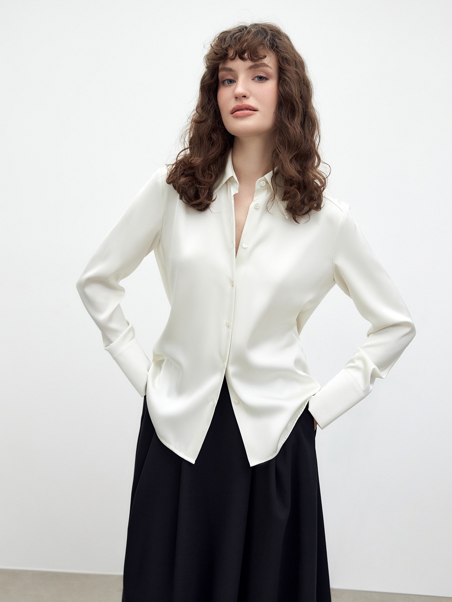 Приталенная блуза из атласной ткани