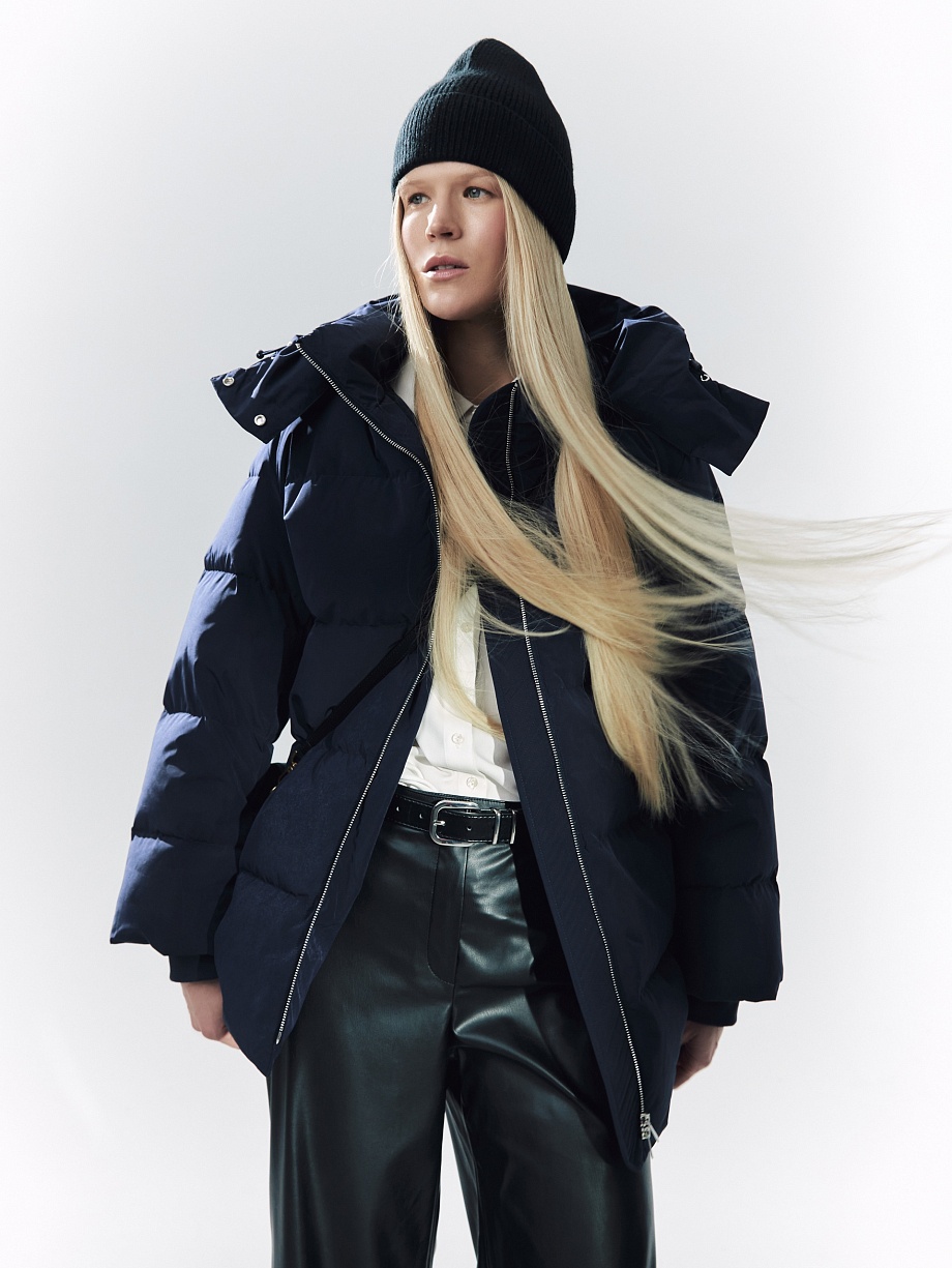 Укороченный пуховик с утеплителем 90% пух и 10% перо и капюшоном