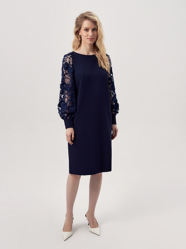 Прямое платье с кружевными рукавами