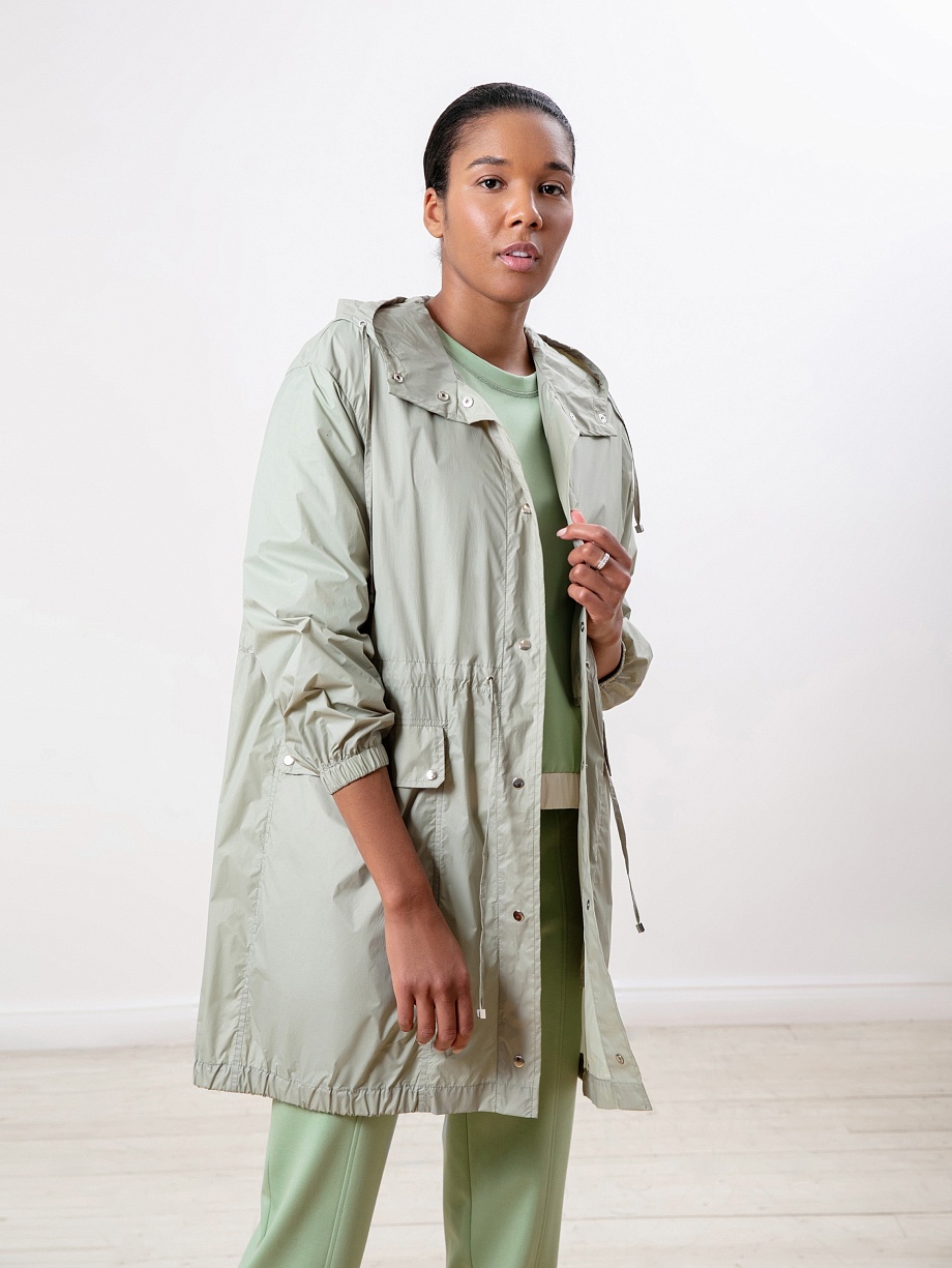 Спортивная ветровка с капюшоном