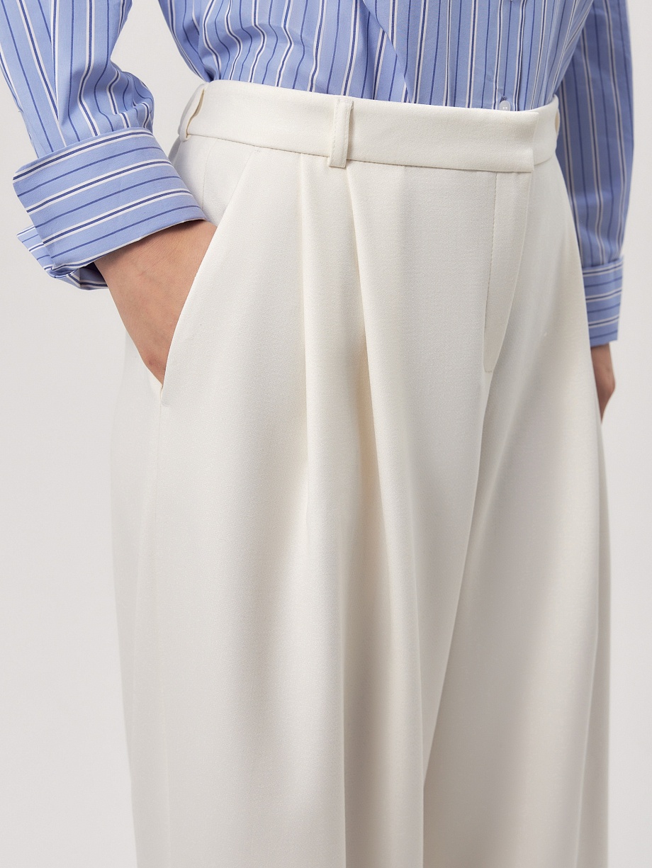 Широкие брюки со складками