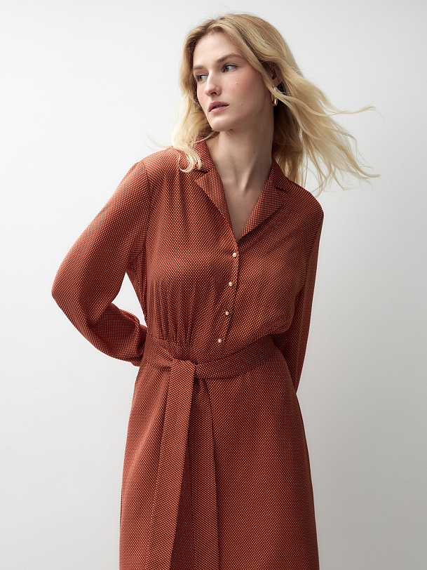 Платье-рубашка в горошек с поясом