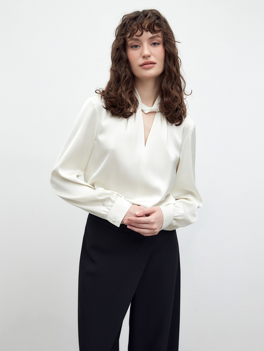 Блуза из атласа в молочном цвете