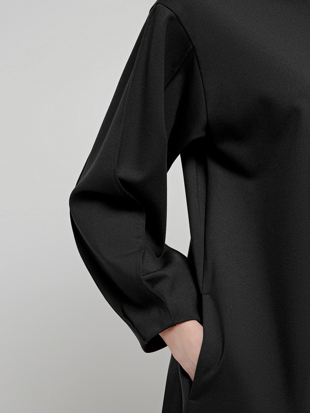 Трикотажное платье полуприлегающего силуэта