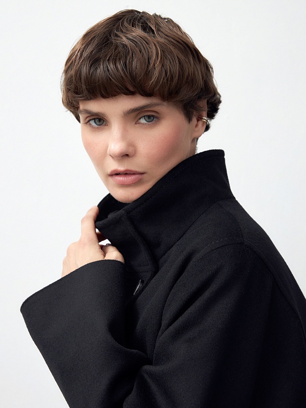 Шерстяное пальто с мембраной и утеплённой спинкой