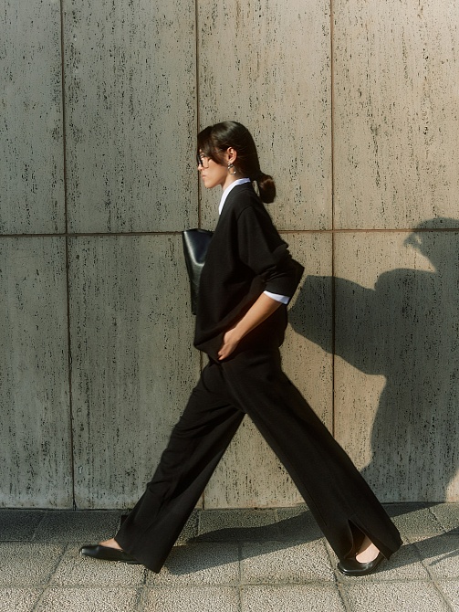 Вязаные брюки со стрелками и разрезами