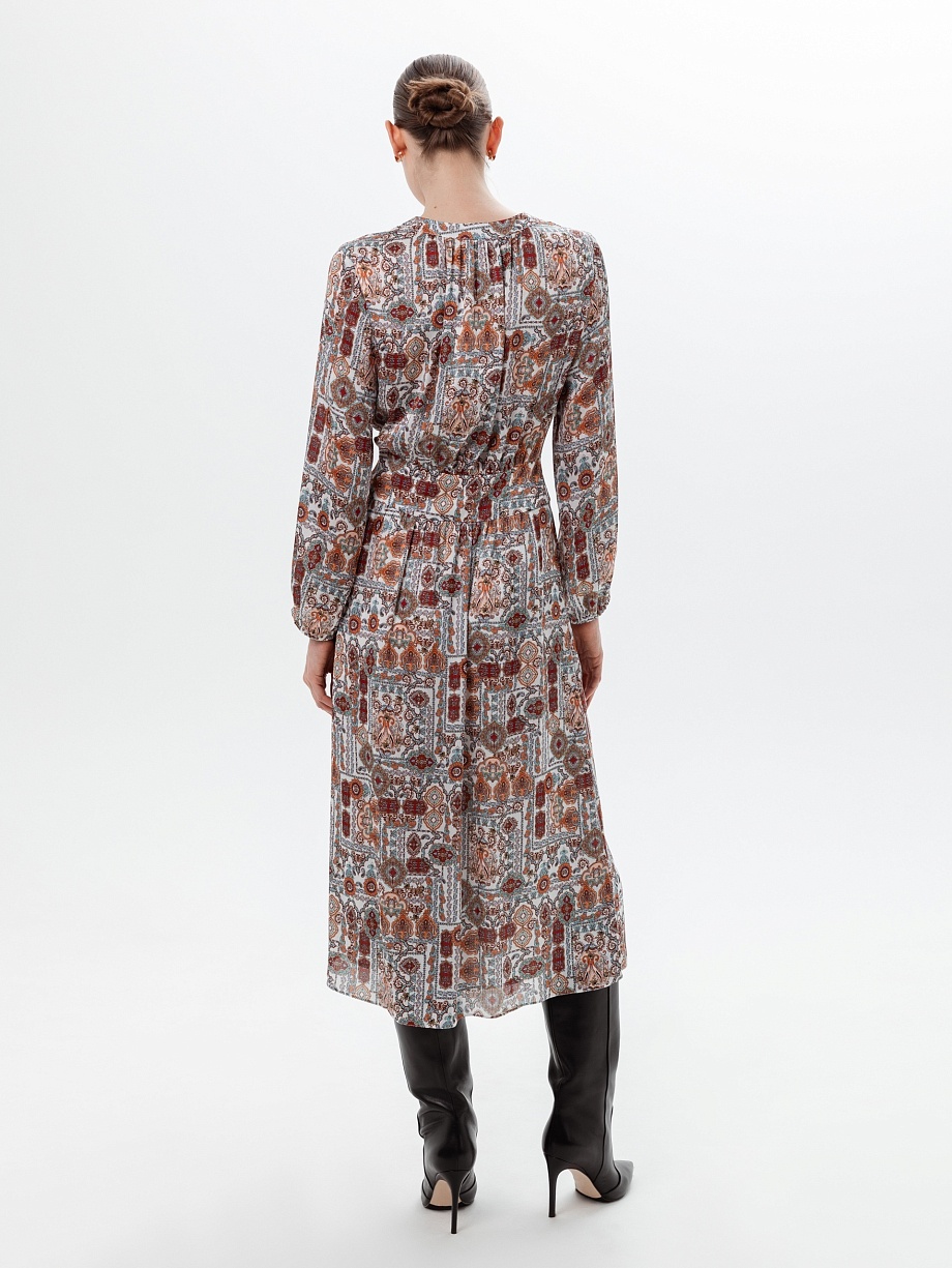 Свободное приталенное платье с восточным принтом